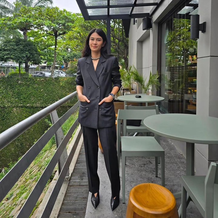 <p>Saat mengenakan <em>blazer,</em> Dian Sastrowardoyo lebih sering mengandalkan warna hitam. Ia terlihat modis dengan tampilan<em> black on black. Blazer</em> tersebut dipadukan bersama celana bahan dan sepatu berwarna senada. (Foto: Instagram @therealdisastr)</p>