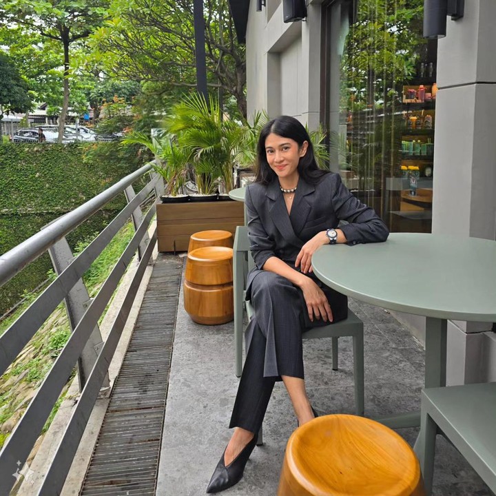 <p>Penampilan Dian Sastrowardoyo selalu terlihat modis. Salah satu<em> fashion item</em> yang kerap ia gunakan adalah <em>blazer.</em> Dengan outfit tersebut, Dian tampil kece saat menjalani aktivitas sehari-hari. Foto: Instagram @therealdisastr)</p>