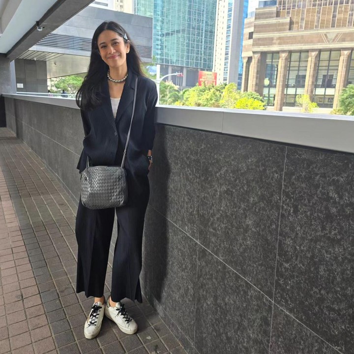<p>Tampilan <em>laidback outfit</em> juga dapat diciptakan memakai <em>blazer.</em> Padukan dengan celana bersiluet longgar, sepatu <em>sneakers,</em> serta <em>sling bag.</em> (Foto: Instagram @therealdisastr)</p>