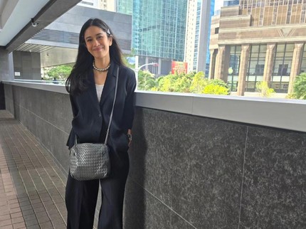 5 Potret OOTD Dian Sastrowardoyo dengan Blazer Hitam, Cocok untuk ke Kantor Bun