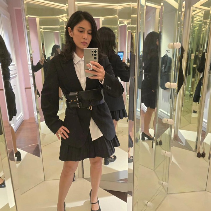 <p>Kali ini, Dian Sastrowardoyo tampil lebih unik dengan <em>blazer</em> yang dipadukan bersama <em>bum bag.</em> Ia kemudian mengenakan<em> mini skirt</em> dan <em>ballerina flats.</em> Kece banget ya, Bunda, untuk formal look tanpa menghilangkan kesan awet muda. (Foto: Instagram @therealdisastr)</p>