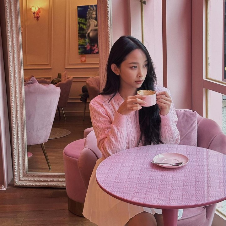 <p>Saat ini, Dita berada di bawah agensi Vine Entertainment. Sebagai figur publik, ia juga kerap membagikan potret keseharian di akun Instagram pribadi. (Foto: Instagram @hey__deets)<br /><br /><br /></p>