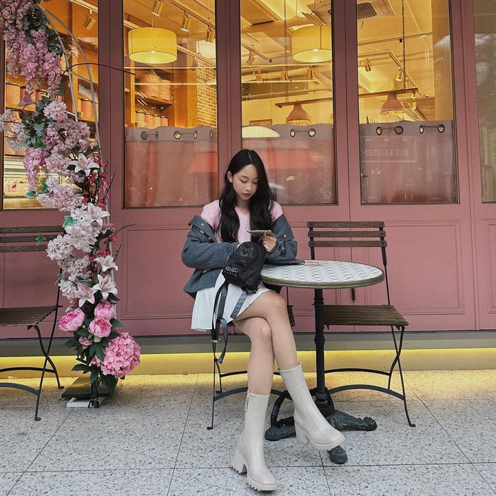 <p>Sebelumnya, Dita pernah menimba ilmu di Akademi Drama dan Musik Amerika, New York, Amerika Serikat. Pendidikan tersebut ia selesaikan pada 2017 kemudian mengikuti audisi dan diterima sebagai trainee. (Foto: Instagram @hey__deets)<br /><br /><br /></p>