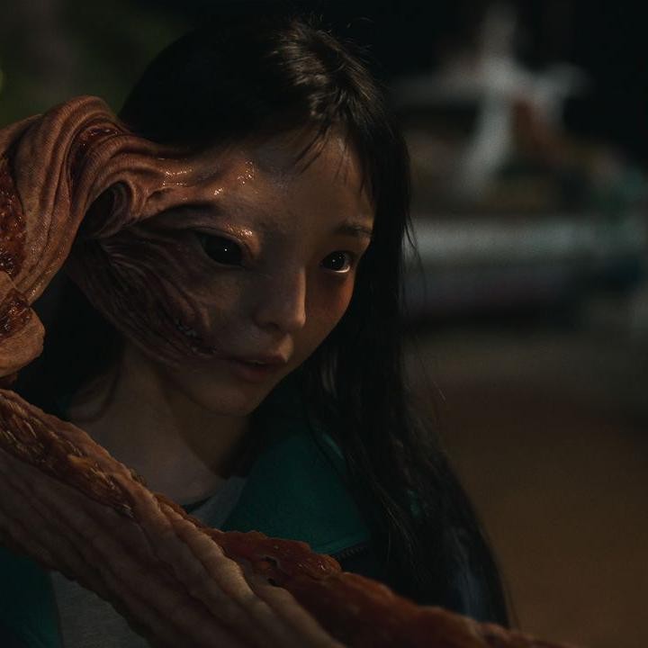 <p>Drama bergenre aksi-thriller ini mengisahkan sejumlah parasit yang berjatuhan ke bumi dan masuk ke dalam tubuh manusia. Karakter Jeon So Nee dikisahkan terjangkit dengan makhluk mengerikan tersebut setelah mengalami suatu kecelakaan. (Foto: Netflix Korea)</p>