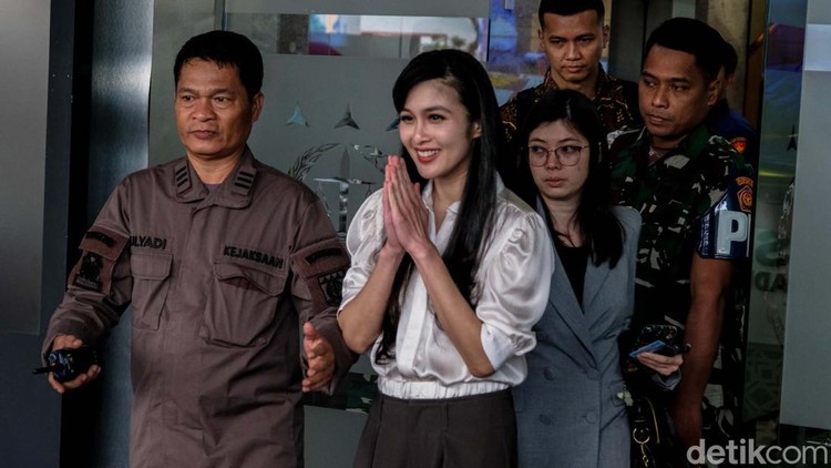 Ekspresi Sandra Dewi Usai Diperiksa Kejagung Sandra Dewi selesai menjalani pemeriksaan kasus PT Timah yang ditangani Kejagung RI. Sandra menebar senyum usai diperiksa.