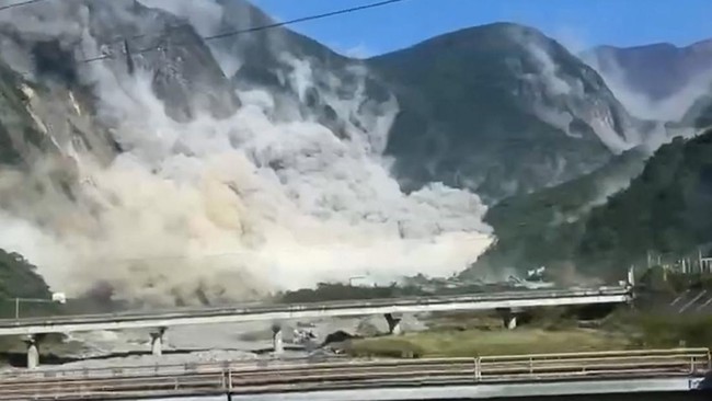 Sebanyak 50 orang tertimbun reruntuhan batu-batu gunung di Taman Nasional Taroko, Hualien, Taiwan, usai gempa dahsyat bermagnitudo 7,7 melanda wilayah itu.