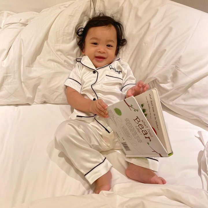 <p>Gin sendiri diambil dari Bahasa Jepang yang bermakna perak atau kemilai keperakan. Gilang dan istri pun berharap agar <em>baby</em> Gin tumbuh menjadi seseorang yang bisa menjadi penerang. (Foto: Instagram: @adieztyfersa)</p>