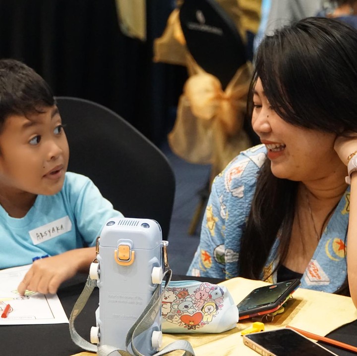 <p>Acara Buka Bersama HaiBunda Squad x J TRUST BANK dibuka dengan Coloring Competition. Si Kecil terlihat antusias mewarnai kertas di hadapannya. (Foto: Andri Ziauddin)</p>