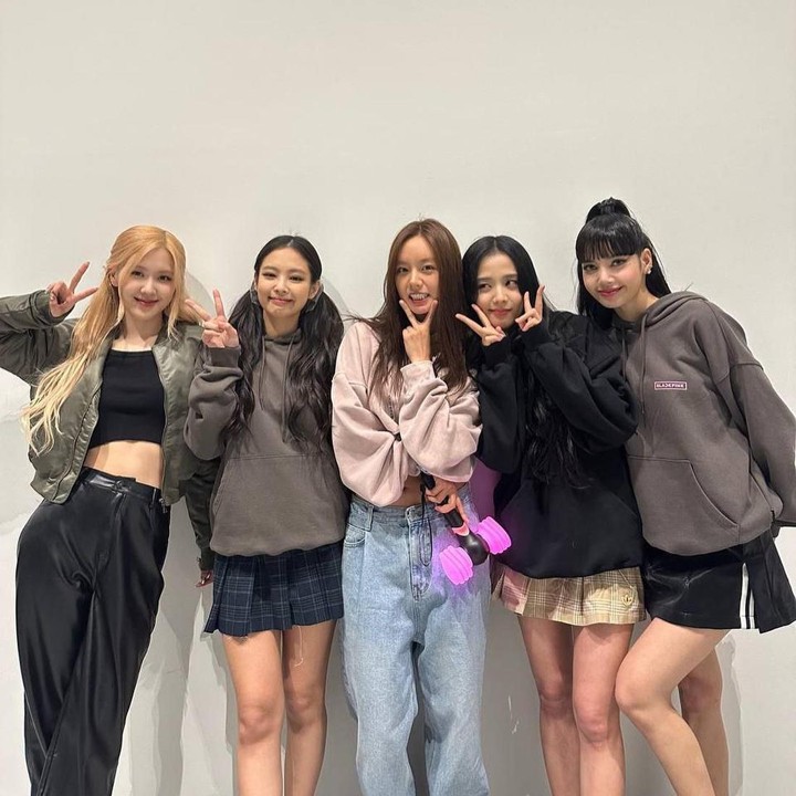 <p>Hyeri pernah membagikan potret ketika hadir di konser BLACKPINK pada 2018 lalu. Kemudian, ia juga terlihat berada di tengah-tengah penggemar dalam konser BLACKPINK bertajuk BORNPINK yang digelar pada akhir tahun 2023. "Konser pertama di tahun 2018 dan konser kedua di tahun 2022, masih tetap indah dengan BLACKPINK," ujarnya, dikutip dari akun @hyeri_0609. (Foto: Instagram @hyeri_0609)<br /><br /><br /></p>