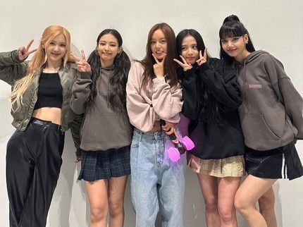 5 Potret Kedekatan Hyeri dengan Member BLACKPINK, Saling Beri Dukungan