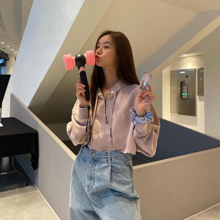<p>Lee Hye Ri atau yang lebih dikenal sebagai Hyeri merupakan salah satu dari aktris sekaligus idol K-Pop yang sukses meniti karier di dunia hiburan Korea, Bunda. Perempuan yang debut dalam grup Girl's Day ini dikenal memiliki banyak hubungan baik dengan sesama selebriti, termasuk member BLACKPINK. (Foto: Instagram @hyeri_0609)<br /><br /><br /></p>