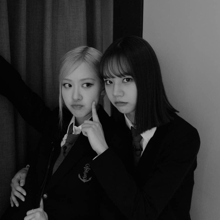 <p>Di sisi lain, Hyeri juga pernah membagikan potret dukungan yang ia peroleh dari member BLACKPINK. Ia mendapat kiriman food truck saat menjalani syuting drama dari Rose juga Jisoo. Kita doakan, semoaga persahabatan mereka langgeng ya, Bunda. (Foto: Instagram @hyeri_0609)</p>