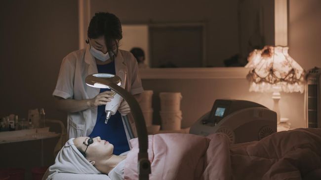 BPOM melakukan sidak ke 731 klinik kecantikan yang diduga telah memperjualbelikan kosmetik dan skincare beretiket biru dengan bahan berbahaya.