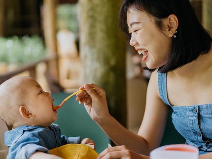 5 Tips Ketika Bayi Mulai MPASI Pertama Kali Saat Mudik Lebaran Menurut Dokter