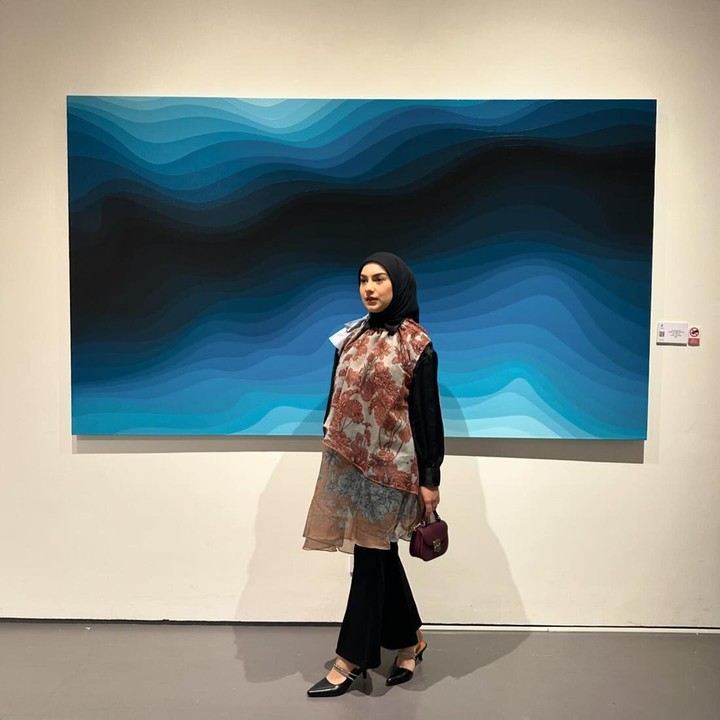<p>Permainan baju dengan motif yang lebih besar juga cocok dipadukan bersama celana panjang polos. Seperti Irish Bella, Bunda bisa coba gunakan celana jenis cutbray yang berpotongan asimetris. (Foto: Instagram @_irishbella_)</p>