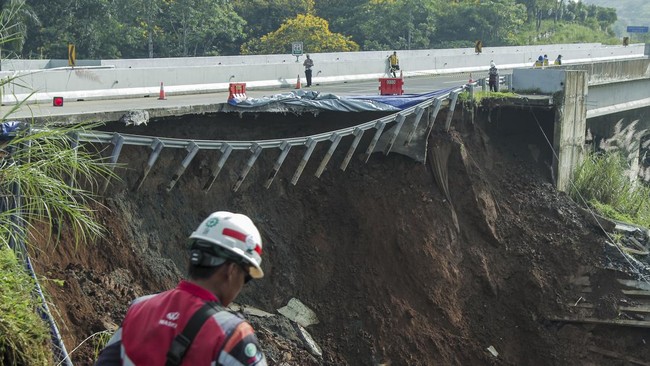 Kementerian PUPR bakal memasang jembatan bailey darurat sambil memperbaiki area longsor di Tol Bocimi yang longsor secara permanen.