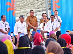 Jokowi Tinjau Stok Beras dan Serahkan Bantuan Pangan di Bungo Jambi