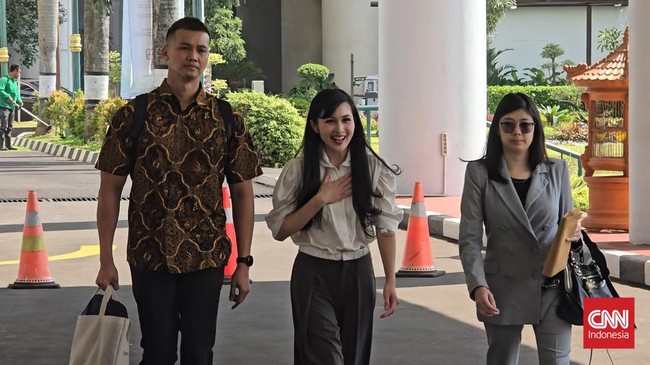 Artis Sandra Dewi memenuhi panggilan pemeriksaan Kejagung terkait kasus dugaan korupsi PT Timah. Dia meminta doa saat memasuki gedung Kejagung.