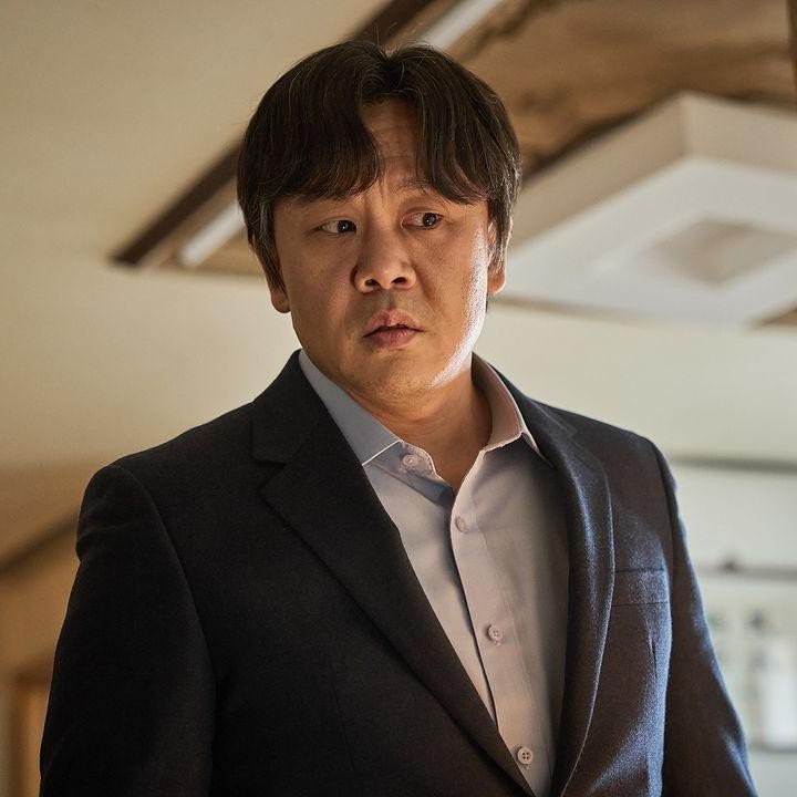 <p>Kemudian ada Kim In Kwon, aktor yang terkenal membintangi drama <em>Angel's Last Mission: Love</em> (2019) dan <em>Mr. Queen</em> (2020). Wajahnya menunjukkan kecemasan akan parasit yang sewaktu-waktu dapat merasukinya. (Foto: Netflix Korea)</p>