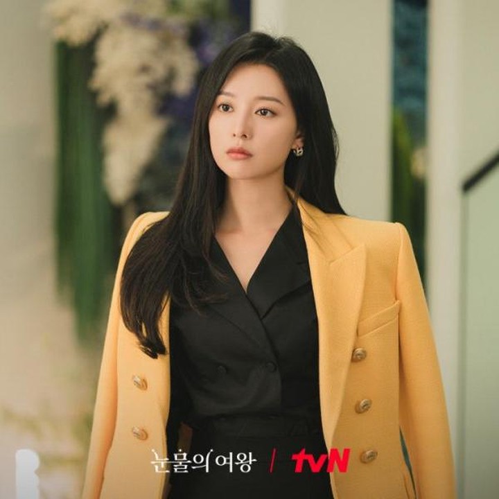 <p>Busana kantor pada umumnya kental dengan nuansa formal. Seperti Kim Ji Won, Bunda bisa pakai blazer untuk tampilan<em> office-look.</em> Kombinasi warna cerah dan hitam dapat memberi kesan <em>fresh</em> dan energik. (Foto: Dok. tvN)</p>