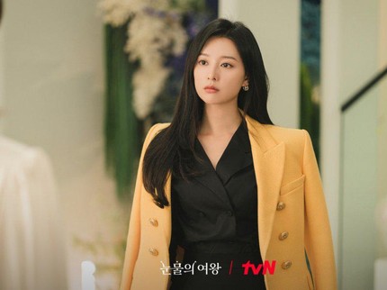 5 Potret Outfit Kantoran Kim Ji Won di Drama Korea Queen of Tears