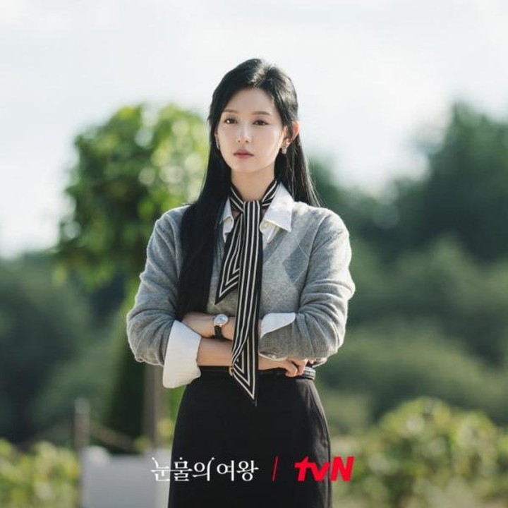 <p>Selain <em>blazer,</em> Bunda juga bisa memakai <em>sweatshirt</em> yang dipadukan bersama kemeja. Padukan dengan <em>pencil skirt</em> dan <em>scarf</em> untuk tampilan ala Kim Ji Won. (Foto: Dok. tvN)</p>