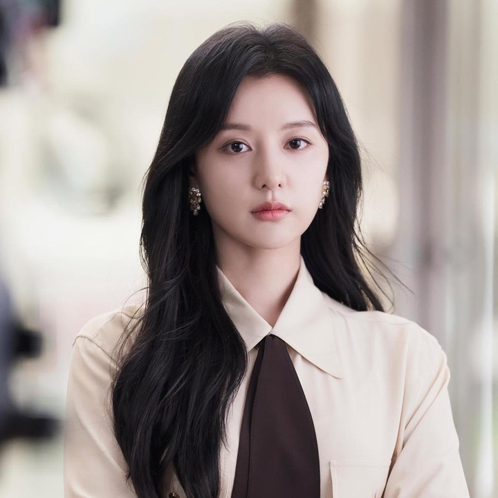 <p>Peran Kim Ji Won di drama Korea<em> Queen of Tears</em> sukses menyita perhatian. Ia selalu tampil dengan <em>outfit</em> kantoran yang membuatnya terlihat anggun dan berwibawa. Bunda juga bisa menjadikannya sebagai inspirasi, nih. (Foto: Instagram @highziumstudio)</p>