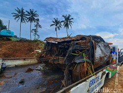 Dievakuasi, Ini Penampakan Mobil yang Terperosok Longsor di Tol Bocimi