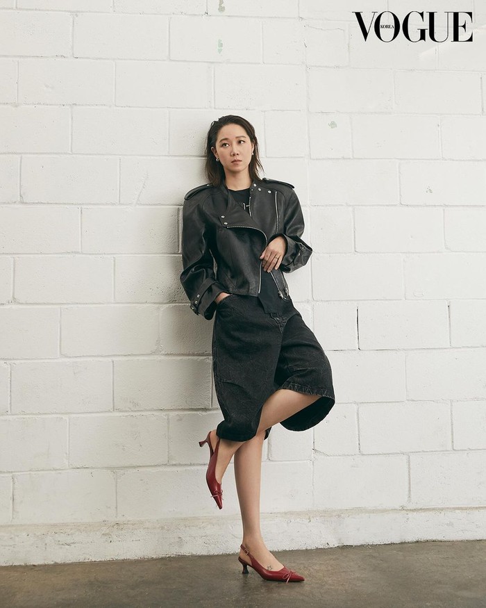 Lama tak nampak di layar kaca, Gong Hyo Jin kejutkan penggemar dengan penampilan menawannya saat menghiasi majalah VOGUE Korea edisi April bersama brand pakaian Kimmatin./ Foto: instagram.com/kimmatin_magazine
