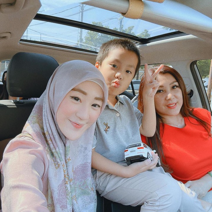 <p>Larissa Chou pernah membagikan momen menghabiskan waktu bersama sang ibunda. Dalam konten yang diunggah di akun Instagram pribadi, mereka terlihat mengunjungi beberapa toko untuk <em>shopping,</em> nih. (Foto: Instagram @larissachou)<br /><br /><br /></p>