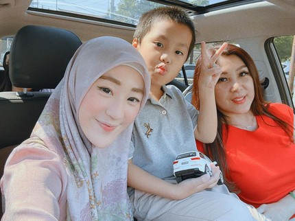 7 Potret Kebersamaan Larissa Chou & Ibunda yang Beda Keyakinan, Curi Perhatian hingga Pujian Netizen