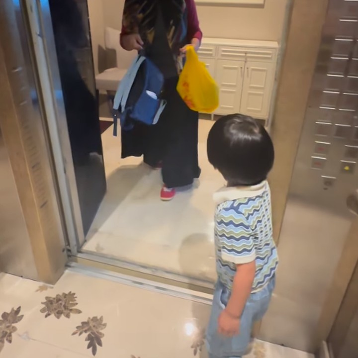 <p>Tidak hanya itu, meski masih kecil, Acha juga menyebut bahwa Lucas adalah anak yang <em>gentleman</em>. Hal ini terlihat dalam sebuah video yang diunggah Acha kala Lucas menahan pintu lift untuknya. (Foto: Instagram: @achasinaga)</p>