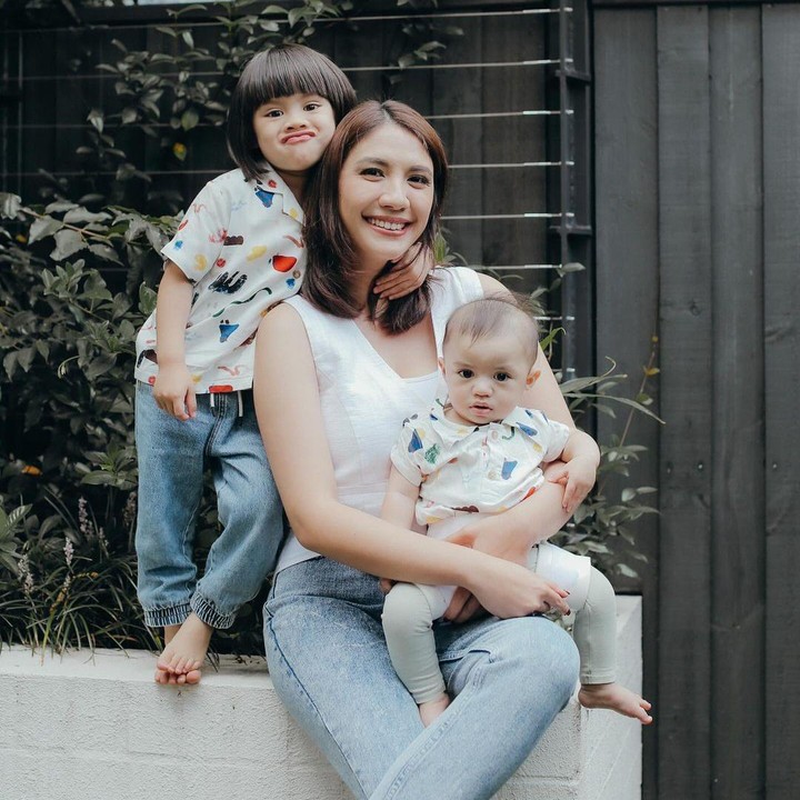 <p>Artis cantik Acha Sinaga menikah dengan Andy Ambarita pada tahun 2017, Bunda. Dari pernikahan ini, keduanya pun dikaruniai dua orang putra yang tampan. (Foto: Instagram: @achasinaga)</p>