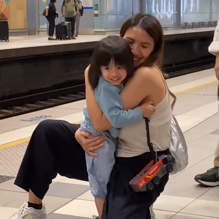 <p>Banyak netizen yang dibuat gemas dengan tingkah laku Lucas ini, Bunda. Bahkan, tidak sedikit yang menyebut Lucas memiliki<em> love language</em> tipe<em> act of service.</em> (Foto: Instagram: @achasinaga)</p>
