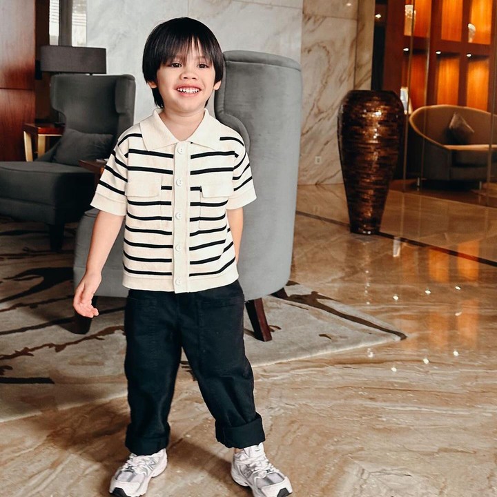 <p>Si sulung Lucas kini sudah genap berusia 4 tahun, Bunda. Di usianya ini, Lucas kerap membantu Acha mengerjakan berbagai hal termasuk berbelanja ke supermarket. (Foto: Instagram: @achasinaga)</p>
