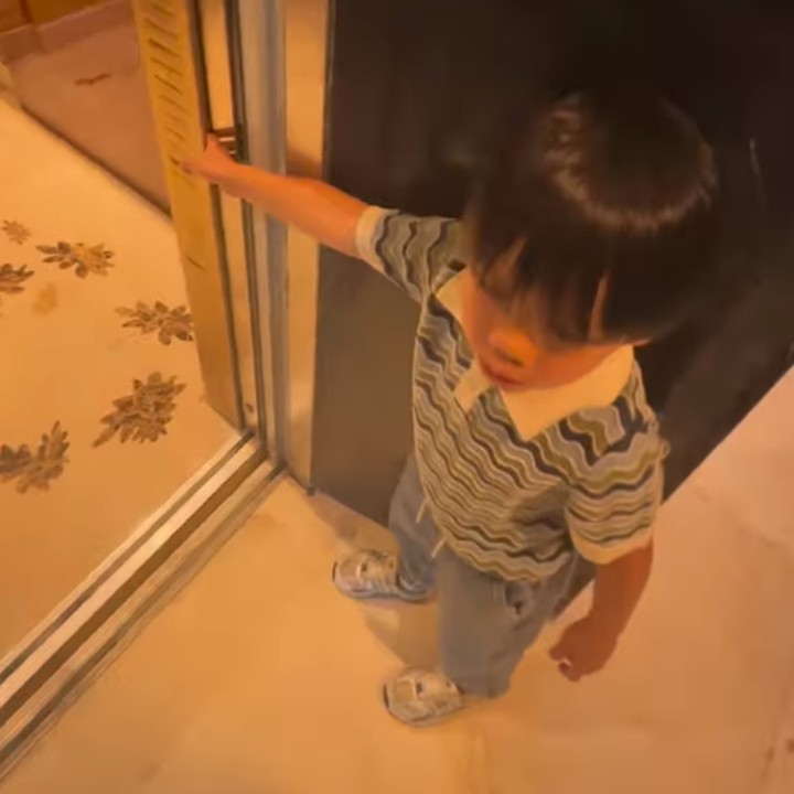 <p>"Selama ini lihat Andy suka nahan pintu lift buat orang lain. Luke (sapaan Lucas) jadi ngikutin," tutur Acha dengan menyisipkan emotikon hati. (Foto: Instagram: @achasinaga)</p>