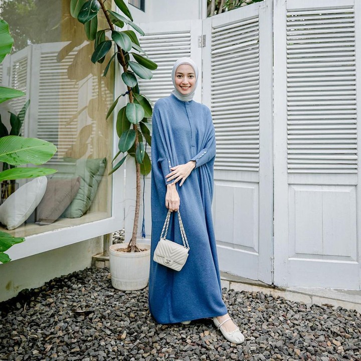 <p><em>Shoulder bag</em> merupakan salah satu jenis tas yang banyak dingandrungi perempuan. Selain memberi kesan modis, tas ini juga ringkas dipakai untuk berpergian. Bunda dapat mengenakannya saat momen silaturahmi Lebaran, lho. Seperti Mega Iskanti, tampilan Hari Raya dapat dikreasikan dengan memakai <em>kaftan dress</em> dan <em>shoulder bag</em> beraksen <em>quilt.</em> (Foto: Instagram @megaiskanti)</p>