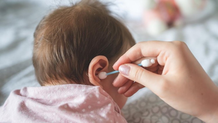 Membersihkan telinga bayi Membersihkan telinga bayi