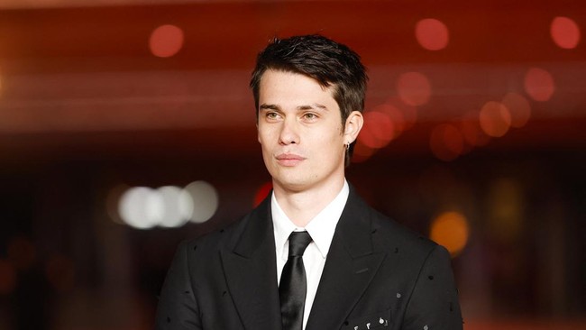 "Nyempil! Nicholas Galitzine Sempat Dippertimbangkan untuk Peran Johnny Storm di Fantastic Four"