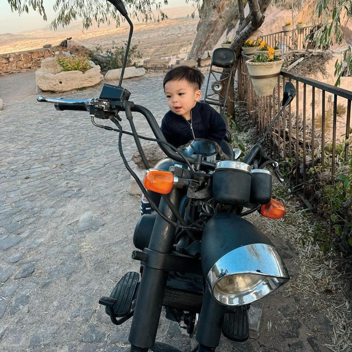 <p>Kala berkunjung ke Turki beberapa waktu lalu, Issa terlihat tampan kala mengenakan jaket berwarna hitam nih, Bunda. Gayanya ini pun semakin membuat netizen gemas kala Issa menaiki sebuah motor besar. (Foto: Instagram: @nikitawillyofficial94)</p>