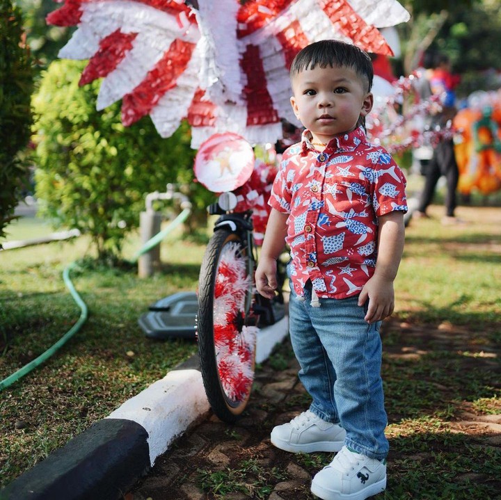 <p>Salah satu gaya Issa yang membuat netizen salah dokus adalah kala dirinya mengikuti perlombaan menghias sepeda di Hari Kemerdekaan 2023. Selain memadukan batik merah dan celana jeans, gaya rambut Issa dengan potongan mullet ini bikin netizen pangling, lho. (Foto: Instagram: @nikitawillyofficial94)</p>