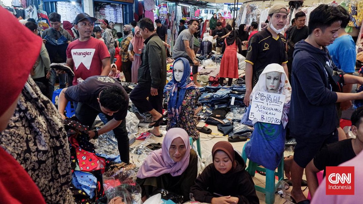 FOTO: Pasar Cipulir Dibanjiri Para Pencari Baju dan Pernik Lebaran