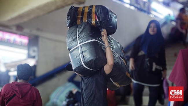FOTO: Pasar Cipulir Dibanjiri Para Pencari Baju dan Pernik Lebaran