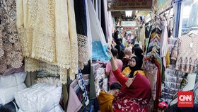 FOTO: Pasar Cipulir Dibanjiri Para Pencari Baju dan Pernik Lebaran