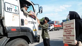 Sambut Lebaran 2024, Pelindo Petikemas Bagikan 16 Ribu Paket Sembako