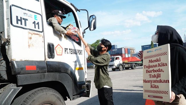 Pembagian paket sembako itu diharapkan menambah kebahagiaan bagi penerima, termasuk tenaga kerja bongkar muat (TKBM), jelang Idulfitri 1445 H.