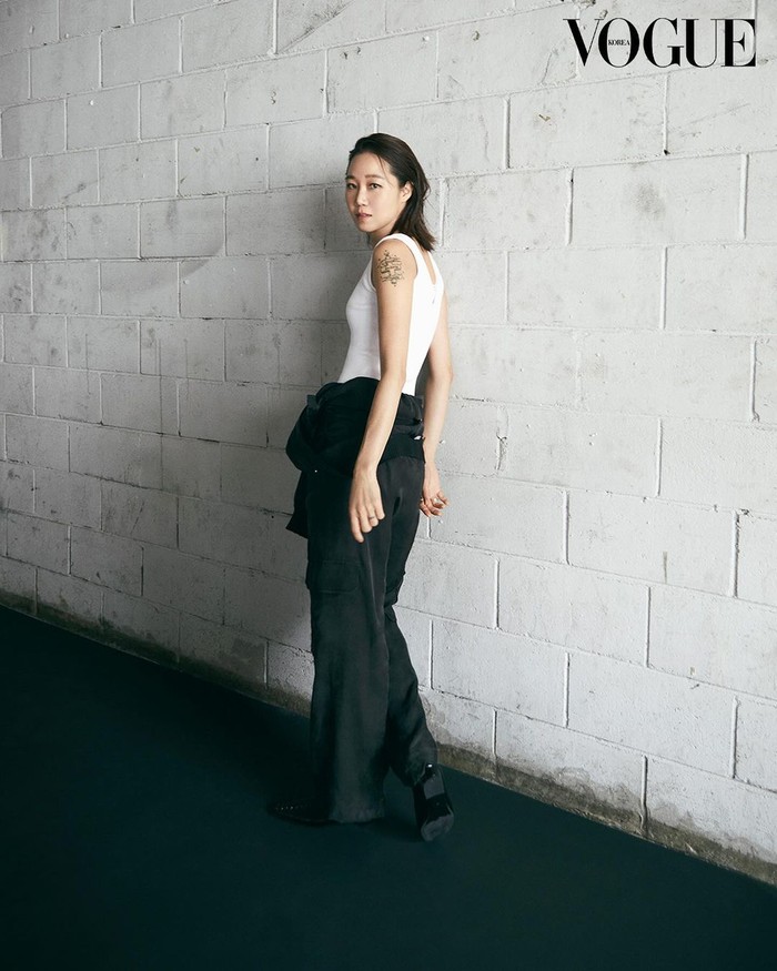 Pesona cantik menawan aktris kelahiran 1980 tersebut tak penah pudar seiring waktu berjalan. Gong Hyo Jin tunjukkan aura boyish dengan tatanan rambut wet hair serta gaya pakaian modis effortless pada potret terbaru./ Foto: instagram.com/kimmatin_magazine