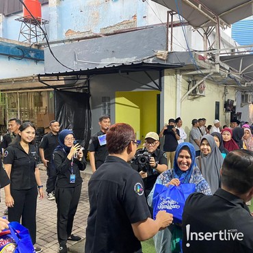Ramadan Berbagi, TRANS7 Bersama CT ARSA Bagikan Sembako & Takjil di Mampang