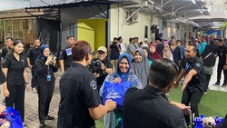 Ramadan Berbagi, TRANS7 Bersama CT ARSA Bagikan Sembako & Takjil di Mampang