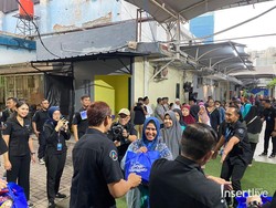 Ramadan Berbagi, TRANS7 Bersama CT ARSA Bagikan Sembako & Takjil di Mampang